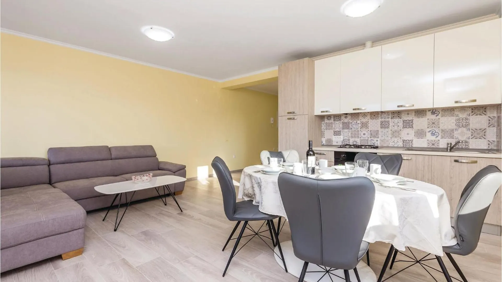2 Bedroom Beautiful Apartment In 卡维勒