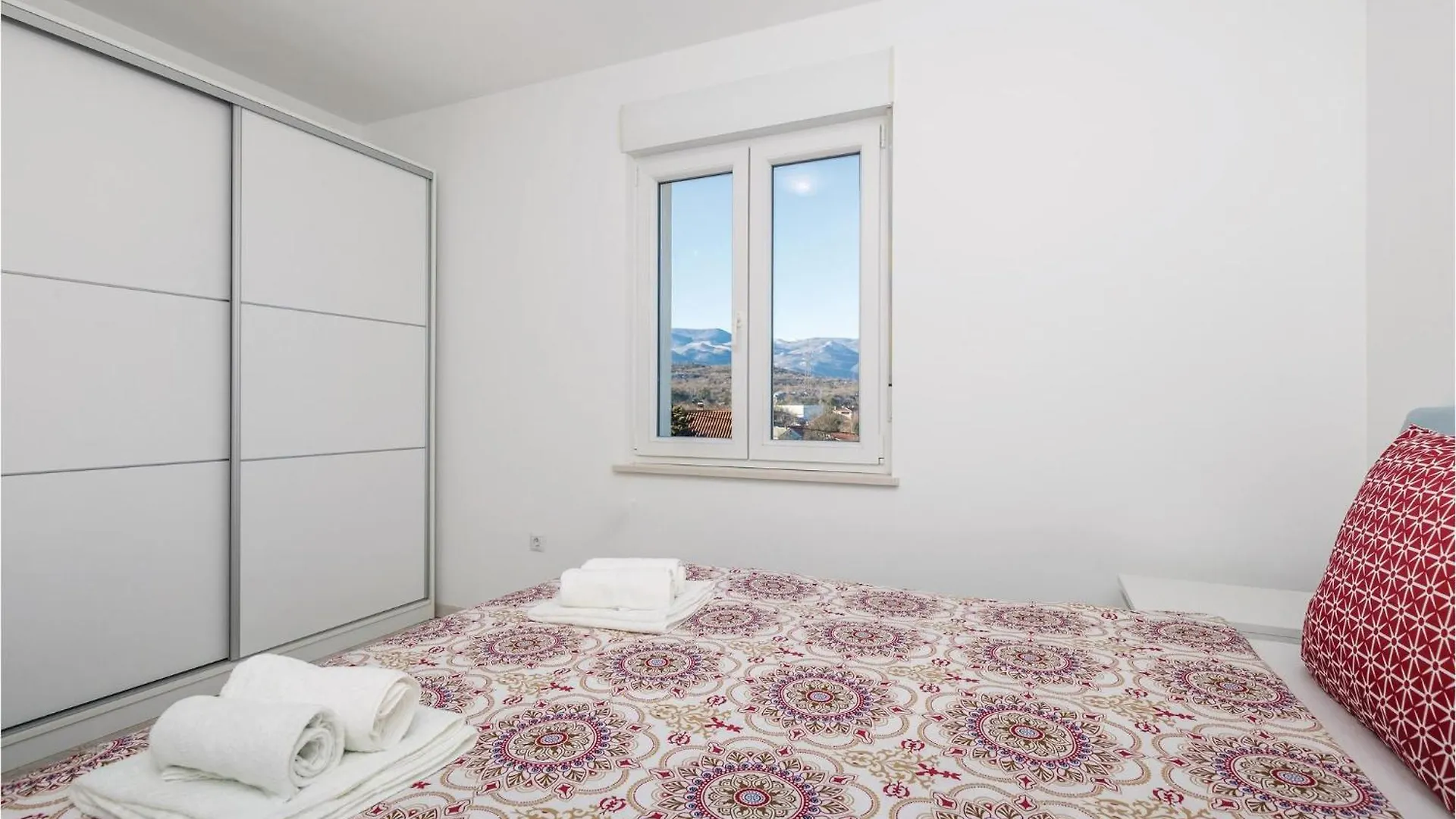 2 Bedroom Beautiful Apartment In 卡维勒